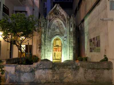Dopo aver attraversato il portone e l�androne del palazzo si arriva in un cortile dove trovano spazio alcuni vasi di piante. La chiesa si trova in fondo, illuminata da un faro e protetta da un basso muretto in pietra e da un piccolo albero di limone